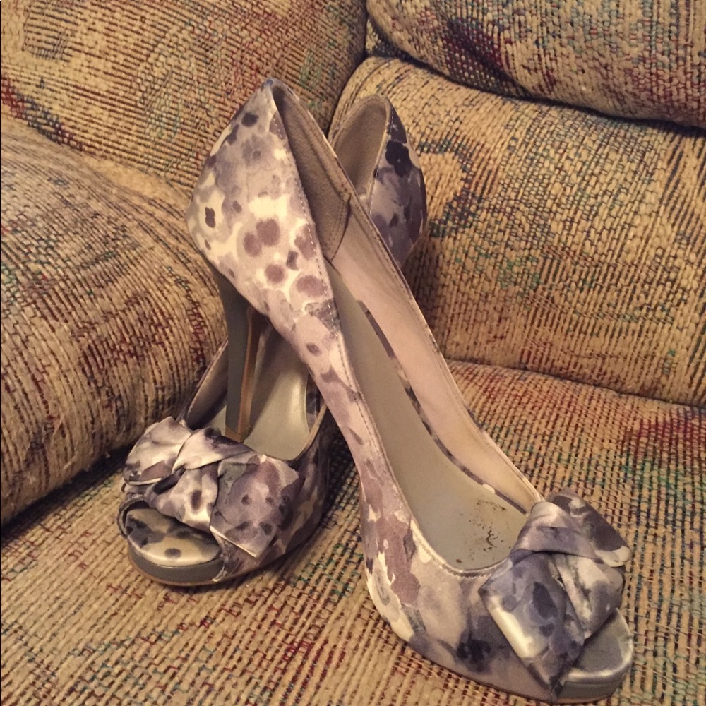 Fioni grey floral pumps